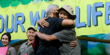 Wali Kota Bandung Muhammad Farhan bersama karyawan Bandung Zoo.(Foto: Humas Pemkot Bandung)