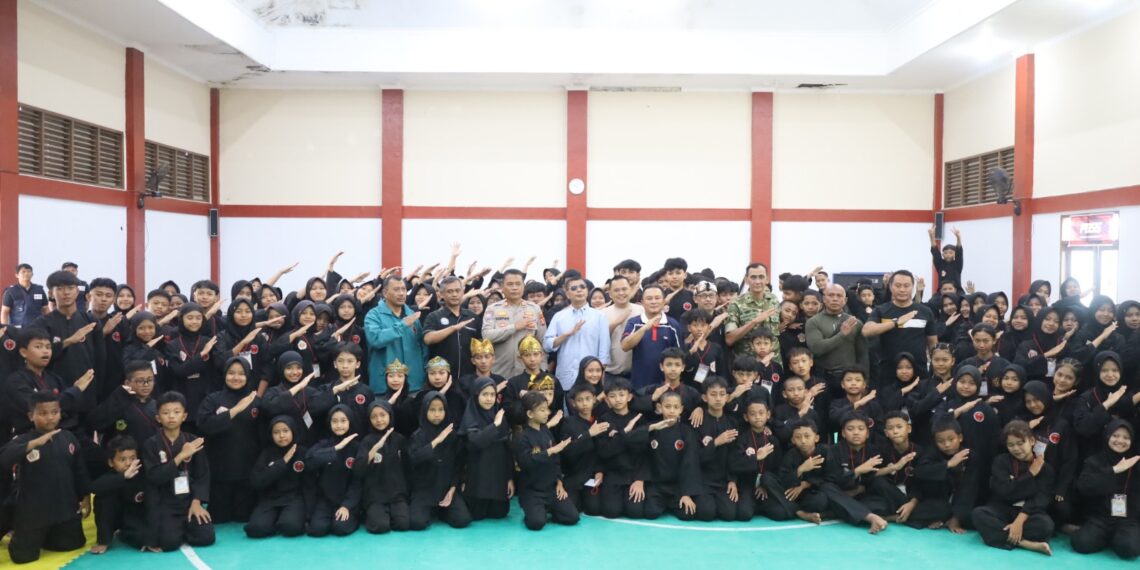 Bupati Kuningan Dian Rachmat Yanuar secara resmi membuka Kejuaraan Pencak Silat Jawara Cup III Piala Bergilir Bupati Kuningan yang digelar di Aula Graha Sajati BKPSDM Kuningan, Jumat (24/4/2026). (Foto: Humas Pemkab Kuningan)