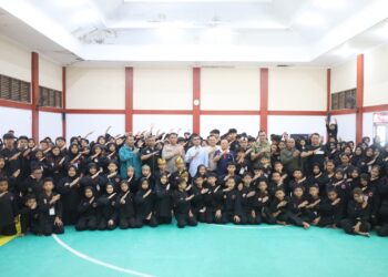 Bupati Kuningan Dian Rachmat Yanuar secara resmi membuka Kejuaraan Pencak Silat Jawara Cup III Piala Bergilir Bupati Kuningan yang digelar di Aula Graha Sajati BKPSDM Kuningan, Jumat (24/4/2026). (Foto: Humas Pemkab Kuningan)