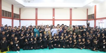 Bupati Kuningan Dian Rachmat Yanuar secara resmi membuka Kejuaraan Pencak Silat Jawara Cup III Piala Bergilir Bupati Kuningan yang digelar di Aula Graha Sajati BKPSDM Kuningan, Jumat (24/4/2026). (Foto: Humas Pemkab Kuningan)