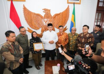 Wali Kota Bandung, Muhammad Farhan, secara langsung menyampaikan santunan kepada keluarga Diding -korban pohon tumbang di Pendopo Kota Bandung, Minggu 5 April 2026.(Foto: Humas Pemkot Bandung)
