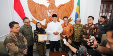 Wali Kota Bandung, Muhammad Farhan, secara langsung menyampaikan santunan kepada keluarga Diding -korban pohon tumbang di Pendopo Kota Bandung, Minggu 5 April 2026.(Foto: Humas Pemkot Bandung)