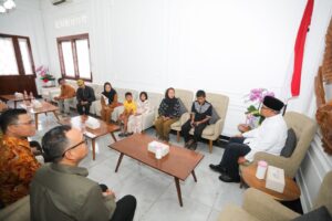 Wali Kota Bandung, Muhammad Farhan, secara langsung menyampaikan santunan kepada keluarga Diding -korban pohon tumbang di Pendopo Kota Bandung, Minggu 5 April 2026.(Foto: Humas Pemkot Bandung)