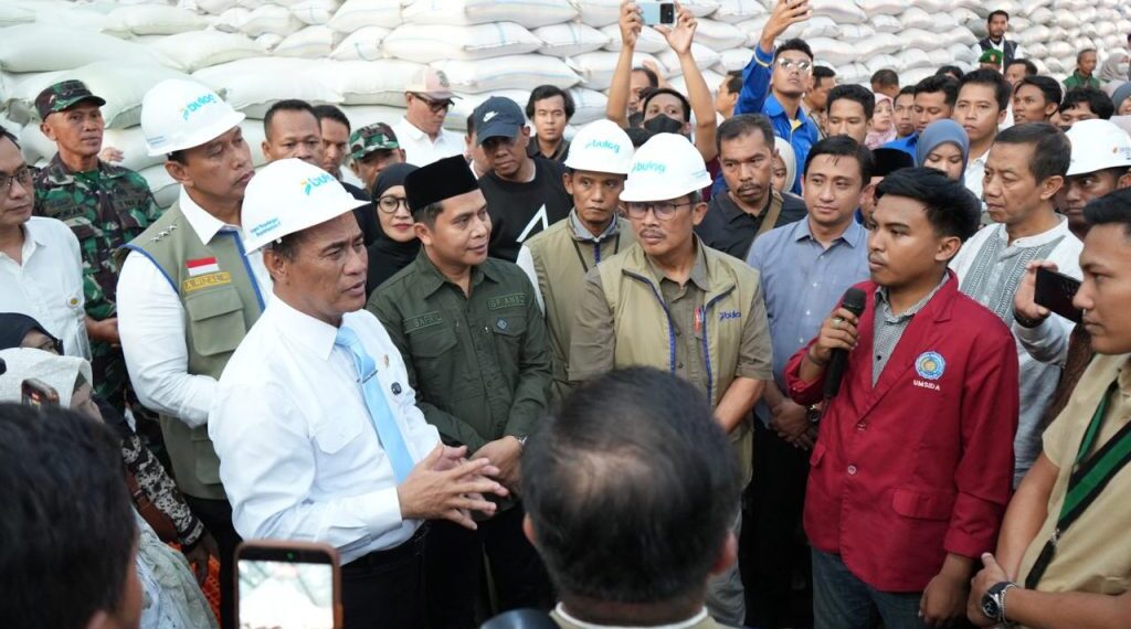 Direktur Utama Perum BULOG, Dr. Ahmad Rizal Ramdhani, menerima kunjungan kerja Menteri Pertanian Republik Indonesia Andi Amran Sulaiman di Komplek Pergudangan Banjarkemantren Perum BULOG Cabang Surabaya, Jawa Timur, Minggu (19/4/2026).(Foto: Dok. Humas Bulog)