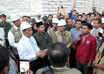 Direktur Utama Perum BULOG, Dr. Ahmad Rizal Ramdhani, menerima kunjungan kerja Menteri Pertanian Republik Indonesia Andi Amran Sulaiman di Komplek Pergudangan Banjarkemantren Perum BULOG Cabang Surabaya, Jawa Timur, Minggu (19/4/2026).(Foto: Dok. Humas Bulog)