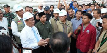 Direktur Utama Perum BULOG, Dr. Ahmad Rizal Ramdhani, menerima kunjungan kerja Menteri Pertanian Republik Indonesia Andi Amran Sulaiman di Komplek Pergudangan Banjarkemantren Perum BULOG Cabang Surabaya, Jawa Timur, Minggu (19/4/2026).(Foto: Dok. Humas Bulog)