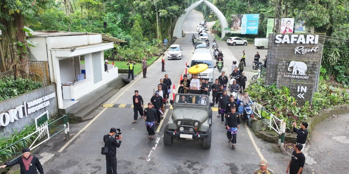 Kirab Mahkota Binokasih.(Foto: Humas Pemkab Bogor)