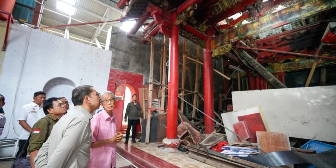 Menteri Kebudayaan RI, Fadli Zon, meninjau Klenteng See Hin Kiong di Kota Padang, Sumatra Barat.(Foto: Humas Kemenbud)