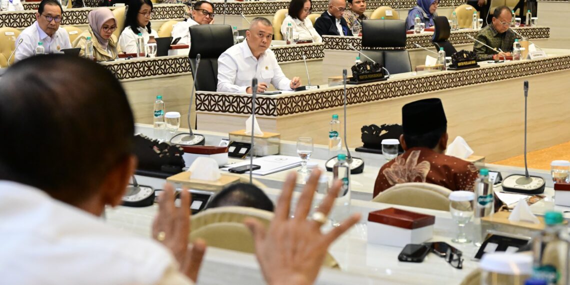 Menteri Perhubungan Dudy Purwagandhi dalam Rapat Kerja bersama Komisi V DPR RI dan Gubernur Bali, di Senayan, Jakarta, Rabu (8/4). .(Foto: Istimewa)