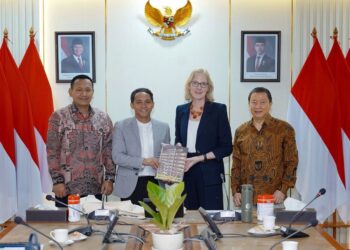 Menteri Kehutanan Raja Juli Antoni bersama Wakil Menteri Kehutanan Rohmat Marzuki menerima kunjungan Presiden Ford Foundation, Heather Gerken di Jakarta, Selasa (28/4).(Foto: Humas Kemenhut)