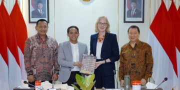 Menteri Kehutanan Raja Juli Antoni bersama Wakil Menteri Kehutanan Rohmat Marzuki menerima kunjungan Presiden Ford Foundation, Heather Gerken di Jakarta, Selasa (28/4).(Foto: Humas Kemenhut)
