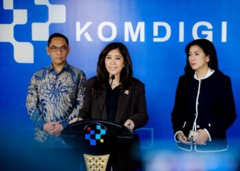 Menkomdigi Meutya Hafid didampingi Dirjen Pengawasan Ruang Digital Alexander Sabar dan Dirjen Komunikasi Publik dan Media Fifi Aleyda Yahya memberikan keterangan dalam konferensi pers di Kantor Kementerian Komdigi, Jakarta Pusat, Selasa (14/04/2026). Foto: DRA/Komdigi