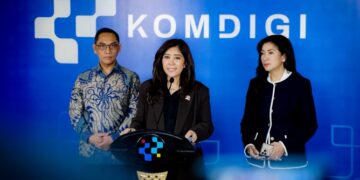 Menkomdigi Meutya Hafid didampingi Dirjen Pengawasan Ruang Digital Alexander Sabar dan Dirjen Komunikasi Publik dan Media Fifi Aleyda Yahya memberikan keterangan dalam konferensi pers di Kantor Kementerian Komdigi, Jakarta Pusat, Selasa (14/04/2026). Foto: DRA/Komdigi