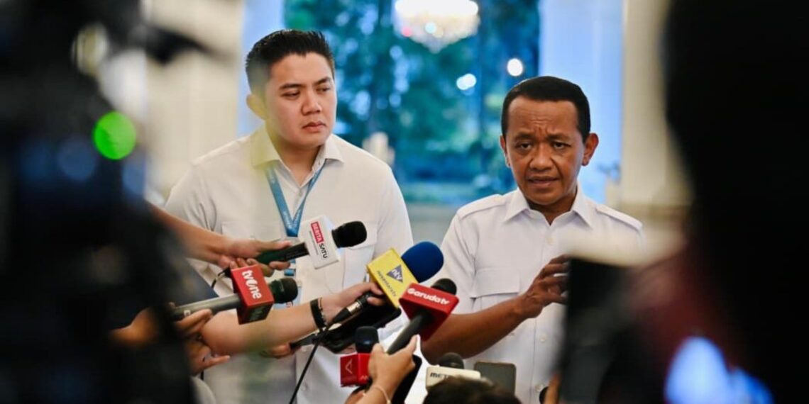 Menteri ESDM Bahlil Lahadalia (kanan) bersama Sekretaris Kabinet Teddy Indra Wijaya.(Foto: Kementerian ESDM)