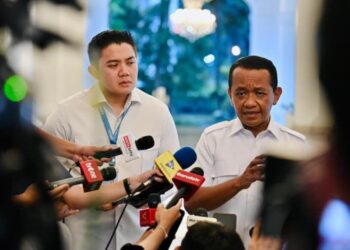 Menteri ESDM Bahlil Lahadalia (kanan) bersama Sekretaris Kabinet Teddy Indra Wijaya.(Foto: Kementerian ESDM)