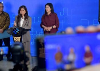 Menkomdigi Meutya Hafid didampingi Dirjen Pengawasan Ruang Digital Alexander Sabar dan Dirjen Komunikasi Publik dan Media Fifi Aleyda Yahya memberikan keterangan pers terkait update PP Tunas di Kantor Kementerian Komdigi, Jakarta Pusat, Kamis (09/04/2026). Foto: Pey HS/Komdigi