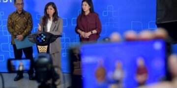 Menkomdigi Meutya Hafid didampingi Dirjen Pengawasan Ruang Digital Alexander Sabar dan Dirjen Komunikasi Publik dan Media Fifi Aleyda Yahya memberikan keterangan pers terkait update PP Tunas di Kantor Kementerian Komdigi, Jakarta Pusat, Kamis (09/04/2026). Foto: Pey HS/Komdigi