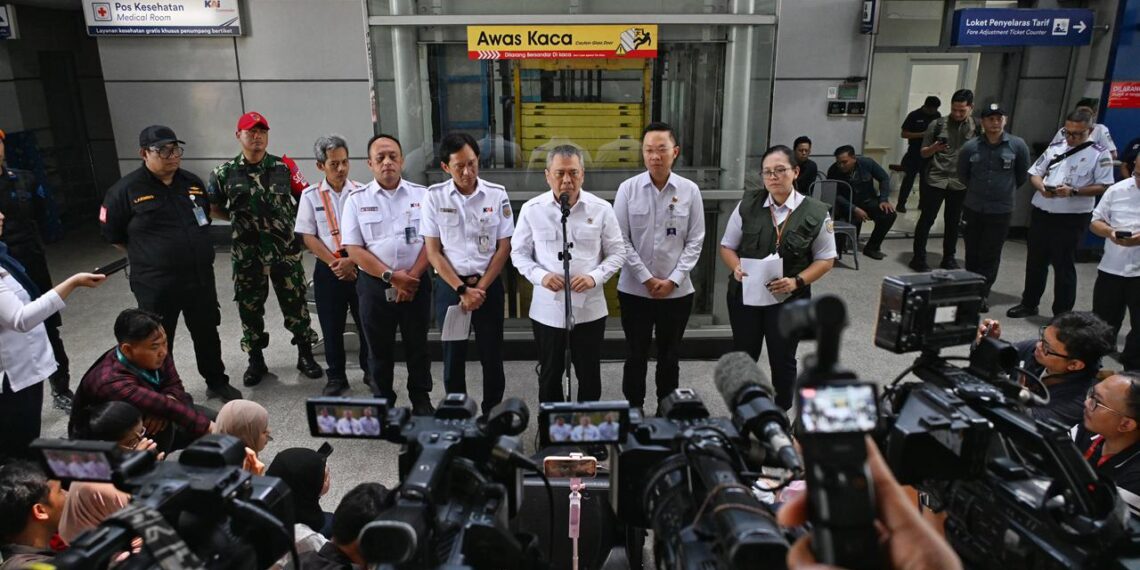 Menteri Perhubungan Dudy Purwagandhi (tengah) memberikan keterangan pers.(Foto: Humas Kemenhub)