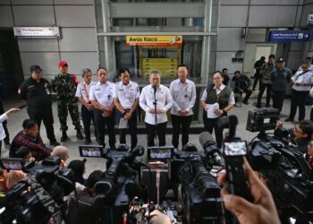 Menteri Perhubungan Dudy Purwagandhi (tengah) memberikan keterangan pers.(Foto: Humas Kemenhub)