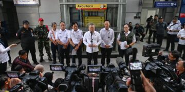 Menteri Perhubungan Dudy Purwagandhi (tengah) memberikan keterangan pers.(Foto: Humas Kemenhub)