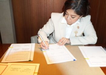 Menkomdigi Meutya Hafid menandatangani dokumen Memorandum Saling Pengertian antara Kementerian Komunikasi dan Digital dan Kementerian Sains dan Teknologi Informasi dan Komunikasi Republik Korea di Seoul, Republik Korea, Rabu (01/04/2026).