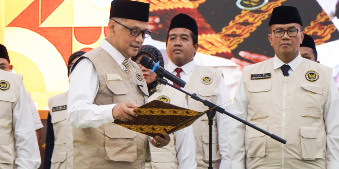 Mochamad Irfan Yusuf lantik petugas PPIH.(Foto: Humas Kementerian Haji dan Umrah)