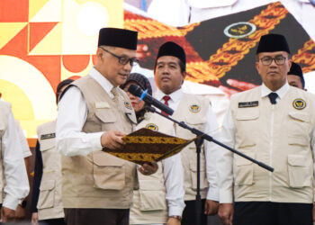 Mochamad Irfan Yusuf lantik petugas PPIH.(Foto: Humas Kementerian Haji dan Umrah)