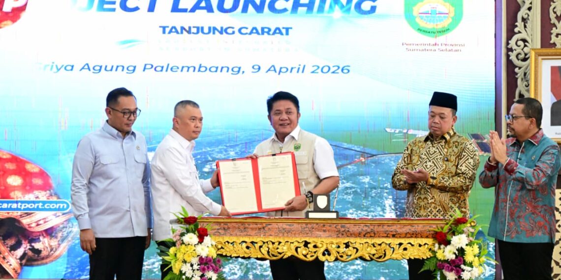 Menteri Perhubungan Dudy Purwagandhi (kedua kiri) bersama Gubernur Sumsel Herman Deru (ketiga kiri) melaksanakan Project Laucnhing. Disaksikan Kepala Badan Pertanahan Nasional (ATR/BPN) Nusron (kedua kanan) dan Kepala Staf Kepresidenan Muhammad Qodari (paling kanan) dan Wakil Menteri Investasi dan Hilirisasi Todotua Pasaribu (paling kiri).