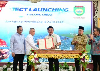 Menteri Perhubungan Dudy Purwagandhi (kedua kiri) bersama Gubernur Sumsel Herman Deru (ketiga kiri) melaksanakan Project Laucnhing. Disaksikan Kepala Badan Pertanahan Nasional (ATR/BPN) Nusron (kedua kanan) dan Kepala Staf Kepresidenan Muhammad Qodari (paling kanan) dan Wakil Menteri Investasi dan Hilirisasi Todotua Pasaribu (paling kiri).