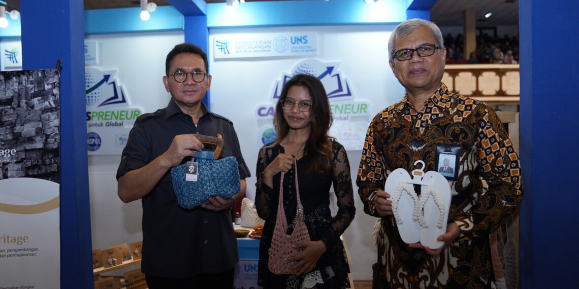 Kinanti Arum Sedah Mirah, pemilik Sedhah Corner bersama Menteri Perdagangan Budi Santoso dan Rektor Universitas Sebelas Maret (UNS) Hartono.(Foto: Humas Kemendag)