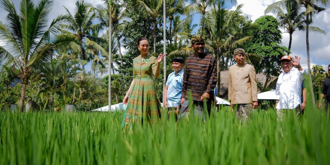 Menteri Pariwisata Widiyanti Putri Wardhana meninjau Bali Spirit Festival 2026 di Puri Padi & Yoga Barn, Ubud, Gianyar, Bali, Minggu (19/4/2026).(Foto: Kemenpar)