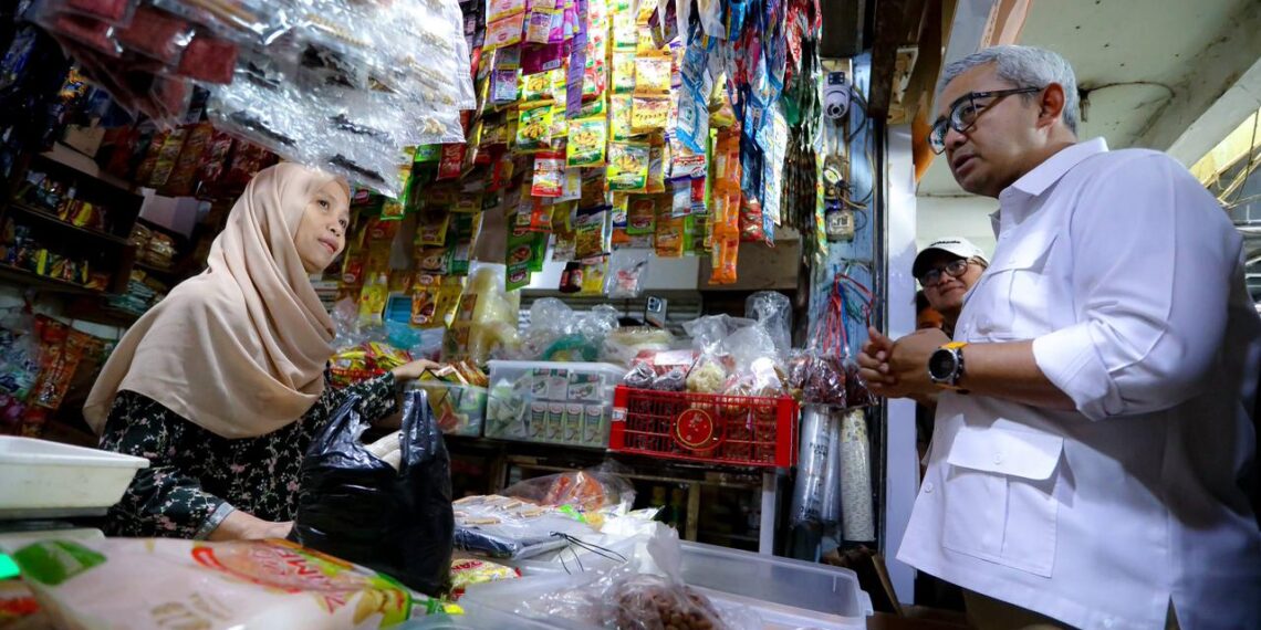 Wali Kota Bandung Muhammad Farhan mengecek harga kebutuhan pokok di pasar tradisional.(Foto: Humas Pemkot Bandung)