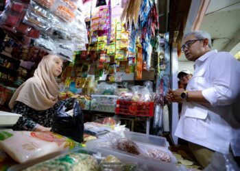 Wali Kota Bandung Muhammad Farhan mengecek harga kebutuhan pokok di pasar tradisional.(Foto: Humas Pemkot Bandung)