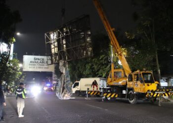 Penertiban reklame ilegal.(Foto: Humas Pemkot Bandung)