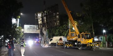 Penertiban reklame ilegal.(Foto: Humas Pemkot Bandung)