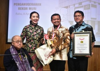 Penghargaan dari MURI untuk RSUD Umar Wirahadikusumah.(Foto: Humas Pemkab Sumedang)