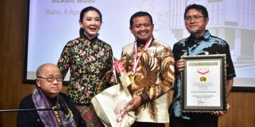 Penghargaan dari MURI untuk RSUD Umar Wirahadikusumah.(Foto: Humas Pemkab Sumedang)