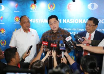 Ketum KONI Marciano Norman (kiri), Menpora Erick Thohir (tengah) dan Ketum PB Percasi 2022-2026 Utut Adianto.(Foto: Humas KONI Pusat)
