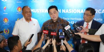 Ketum KONI Marciano Norman (kiri), Menpora Erick Thohir (tengah) dan Ketum PB Percasi 2022-2026 Utut Adianto.(Foto: Humas KONI Pusat)
