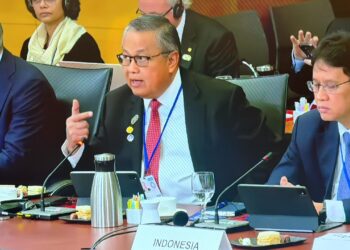 Gubernur Bank Indonesia, Perry Warjiyo (tengah) dan Menteri Keuangan Purbaya Yudhi Sadewa (kanan).(Foto: Humas Bank Indonesia)