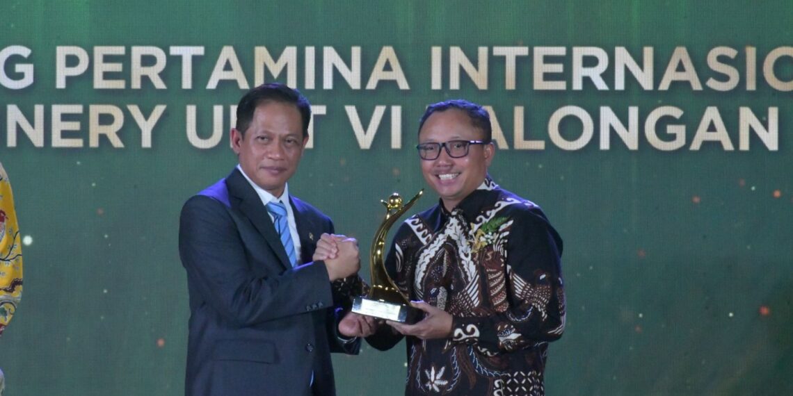 Direktur Operasi Kilang PT Pertamina Patra Niaga (PPN), Didik Bahagia (kanan). menerima penghargaan dalam ajang Anugerah Lingkungan Hidup Proper di Gedung Sasono Langen Budoyo Taman Mini Indonesia Indah (TMII), Jakarta, pada Selasa (07/04/2026).(Foto: Istimewa)