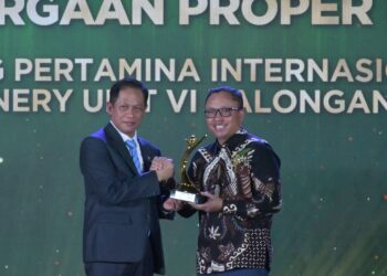 Direktur Operasi Kilang PT Pertamina Patra Niaga (PPN), Didik Bahagia (kanan). menerima penghargaan dalam ajang Anugerah Lingkungan Hidup Proper di Gedung Sasono Langen Budoyo Taman Mini Indonesia Indah (TMII), Jakarta, pada Selasa (07/04/2026).(Foto: Istimewa)