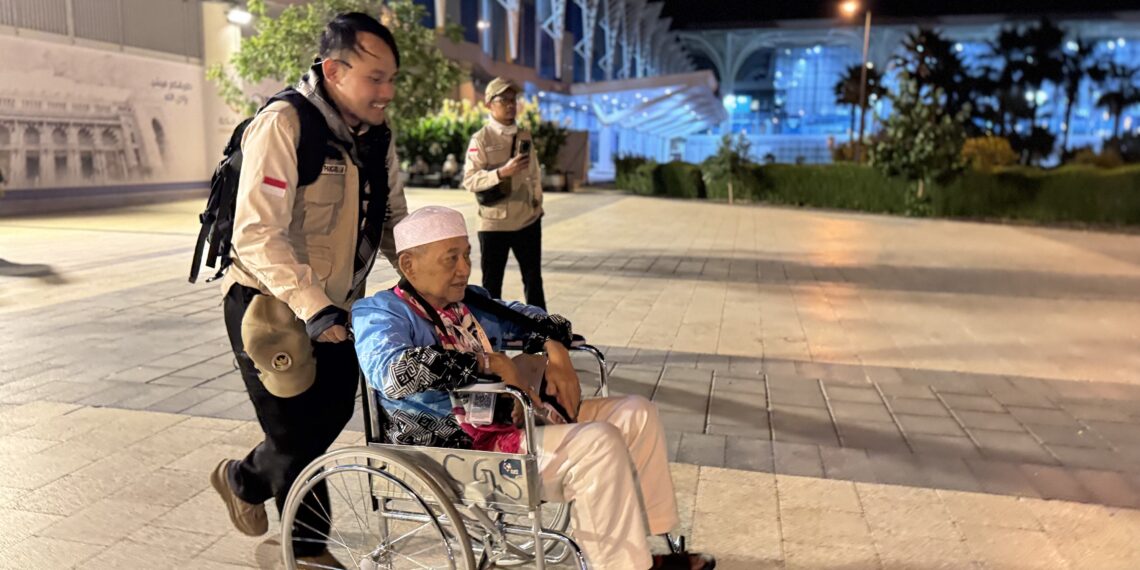 Petugas haji melayani jemaah lansia.(Foto: Humas Kemenhaj)