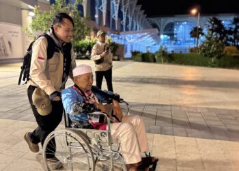 Petugas haji melayani jemaah lansia.(Foto: Humas Kemenhaj)