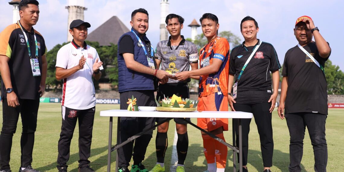 Potong tumpeng sebelum bertanding sat HUT PSSI.(Foto: Dok. PSSI)