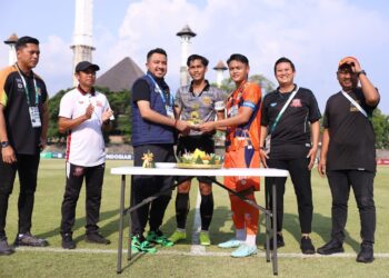 Potong tumpeng sebelum bertanding sat HUT PSSI.(Foto: Dok. PSSI)