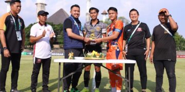 Potong tumpeng sebelum bertanding sat HUT PSSI.(Foto: Dok. PSSI)