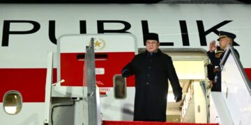 Presiden Prabowo Subianto turun dari pesawat kepresidenan.(Foto: Setkab)