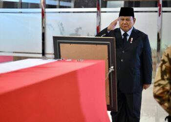 Presiden Prabowo Subianto memberikan penghormatan terakhir kepada tiga prajurit TNI yang gugur saat menjalankan misi perdamaian dunia di bawah bendera United Nations Interim Force in Lebanon (UNIFIL) di Lebanon. Prosesi penghormatan berlangsung di ruang persemayaman Terminal VIP Bandara Bandar Udara Internasional Soekarno-Hatta, Tangerang, Banten, Sabtu (4/4/2026), dalam suasana khidmat dan penuh duka.(Foto: Setneg)