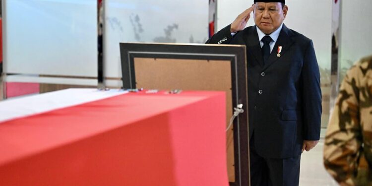 Presiden Prabowo Subianto memberikan penghormatan terakhir kepada tiga prajurit TNI yang gugur saat menjalankan misi perdamaian dunia di bawah bendera United Nations Interim Force in Lebanon (UNIFIL) di Lebanon. Prosesi penghormatan berlangsung di ruang persemayaman Terminal VIP Bandara Bandar Udara Internasional Soekarno-Hatta, Tangerang, Banten, Sabtu (4/4/2026), dalam suasana khidmat dan penuh duka.(Foto: Setneg)